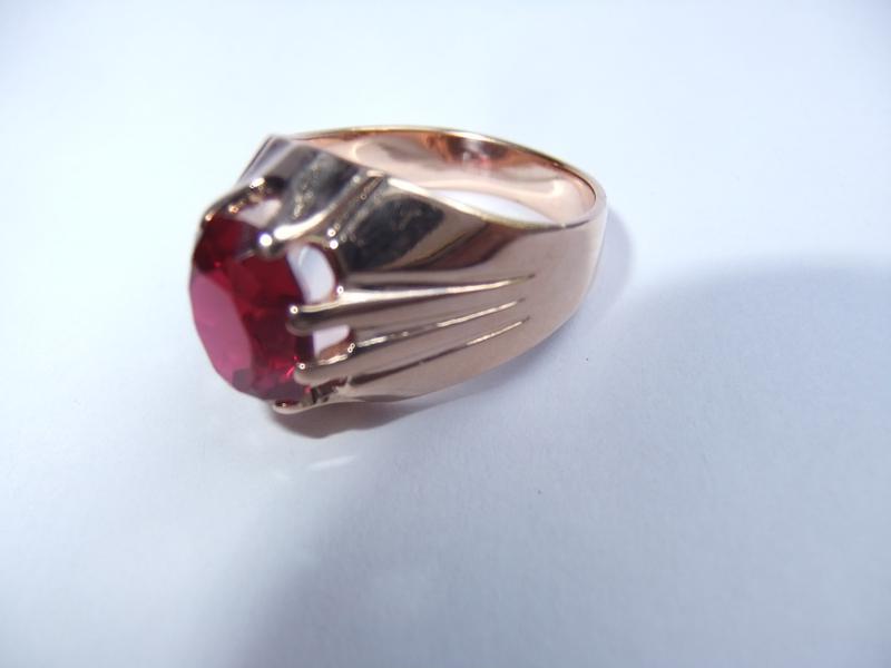 Фото: Купить кольцо золотое с рубином в Асбесте, цена 23000 рублей — объявление