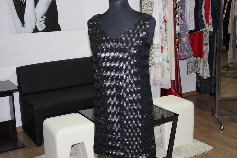 Фото: Купить платье чёрное с пайетками в Владивостоке, цена 3700 рублей — объявление