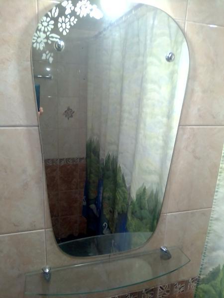 Фото: Купить зеркало для ванной с полкой в Соликамске, цена 1400 рублей — объявление